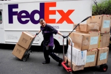 FedEx “phấn khởi” vì người mua hàng trực tuyến tăng